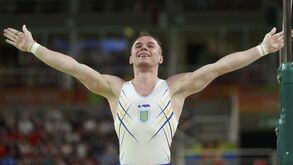 Oleg Verniaiev sagra-se campeão de paralelas