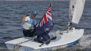 Tom Burton sagra-se campeão em Laser Standard
