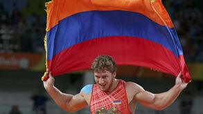 Artur Aleksanyan é o campeão de -98 kg