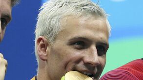 Ryan Lochte altera versão do assalto que diz ter sofrido