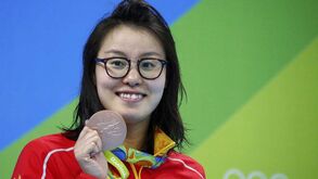 Chinesa fenómeno de popularidade recebida como uma estrela no seu país