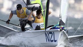 Peter Burling e Blair Tuke sagram-se campeões em 49er