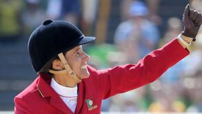 Luciana Diniz retida cerca de duas horas a dar autógrafos