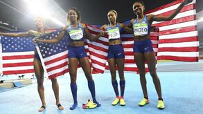 EUA revalidam título de 4x400 metros femininos