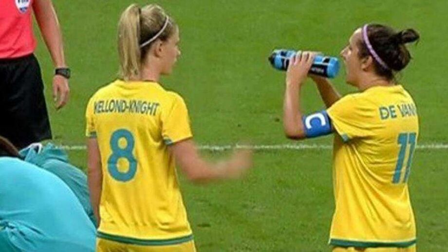 Menos mal que a colega de equipa reparou e lá a assistiu...