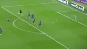 Mascherano escorregou e deu enorme ajuda para Correa faturar