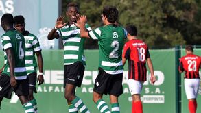 Sporting goleia Sacavenense e mantém liderança