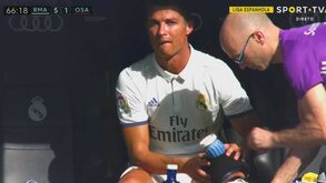 Ronaldo coloca gelo no joelho logo após sair