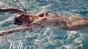 Monica Bellucci nua na piscina: não se fala noutra coisa