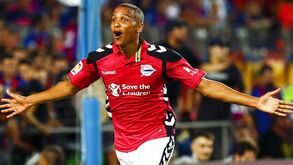 Deyverson brilhou em Camp Nou e agradeceu a Norton aposta no Benfica B