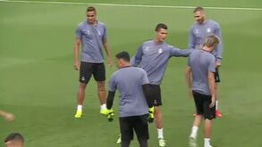 Veja o 'manguito' de Ronaldo na cara de Coentrão