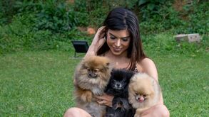 Ela faz tudo pelos amiguinhos de quatro patas