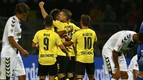 Raphaël Guerreiro concluiu bela jogada com golo na compensação