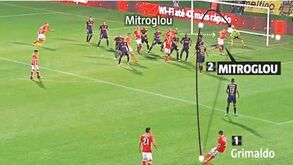 Bate levemente e a chamar... por Mitroglou