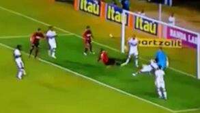 Um golaço com pontapé digno de karaté!