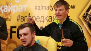 Arshavin rapa cabelo a jornalista