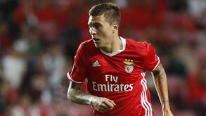 Dérbi milanês por Lindelöf