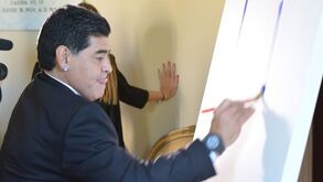 Maradona: «Vou dizer a Totti para continuar a jogar»