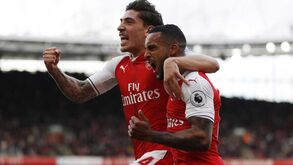 Arsenal supera Swansea e salta para o topo