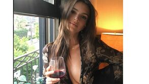 Emily Ratajkowski (nunca) revela de mais...