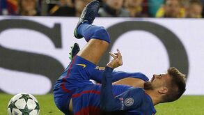 Entrada de David Silva atira Piqué para fora do jogo