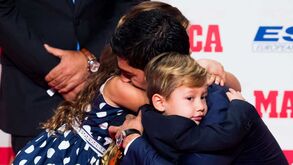 Filhos de Suárez 'roubam' protagonismo na entrega da Bota de Ouro