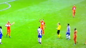 Caicedo entrou aos 73' e foi expulso aos 84' por isto...