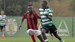 Sporting triunfa no tempo extra com raça e dois autogolos