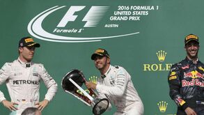 Lewis Hamilton celebra a 50.ª vitória da carreira 