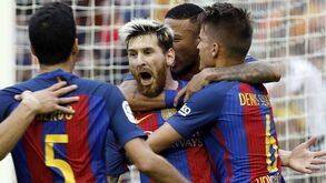 Neymar leva com garrafa na cabeça