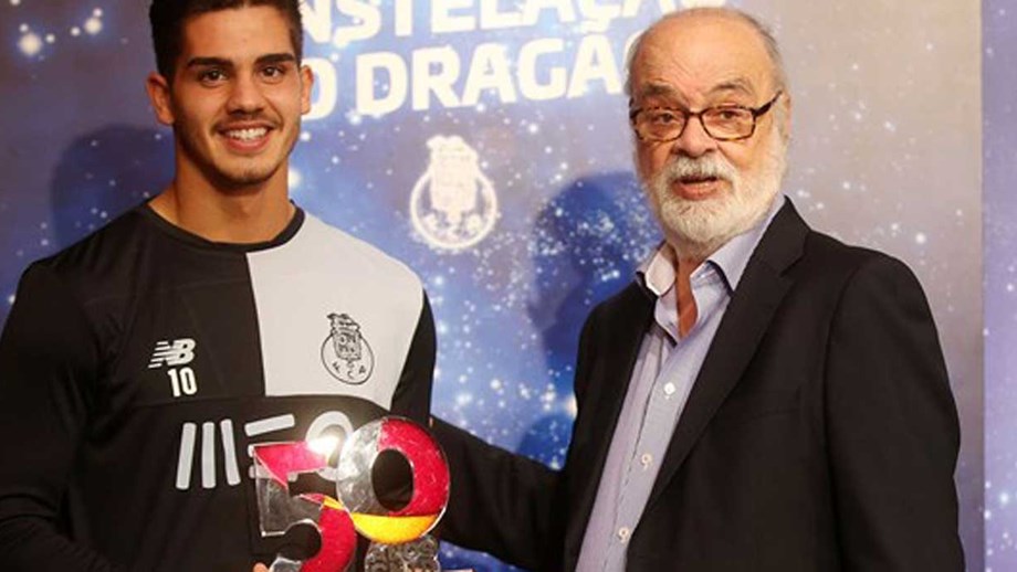 André Silva recebe troféu de melhor jogador da 2.ª Liga 2015/16 do CNID