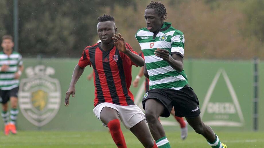 Sporting triunfa no tempo extra com raça e dois autogolos