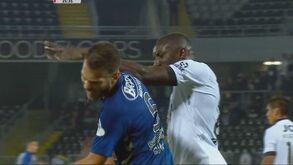 Marega foi expulso, chamou a família e deixou o estádio antes do intervalo