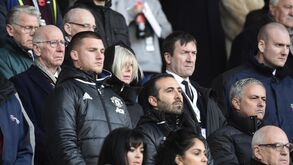 Como Mourinho acompanha o jogo com o Swansea fora do banco