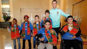Cristiano Ronaldo ajuda a cumprir o sonho de seis crianças