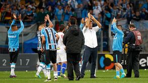 Invasão de campo da filha do treinador custa caro ao Grémio