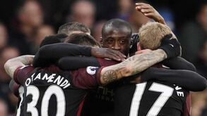 Manchester City cola-se ao líder Liverpool