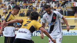 Vasco perde e adia decisão da subida para a última jornada