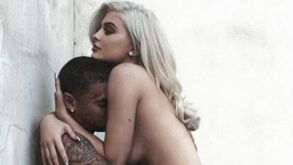 Irmã de Kardashian segue a 'tradição' com fotos... destas