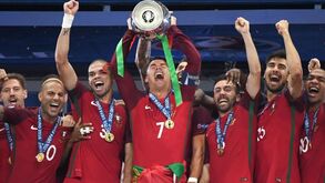 Ronaldo não sabe quem dormiu com a taça... mas tem dois suspeitos