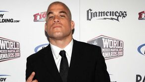 Tito Ortiz injeta seringa num peru e... atira-se a Chael Sonnen