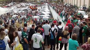 Famílias das vítimas reúnem-se no estádio da Chapecoense