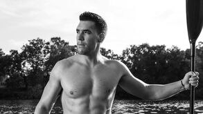 Emanuel Silva como nunca o viu: canoísta despe-se para calendário solidário