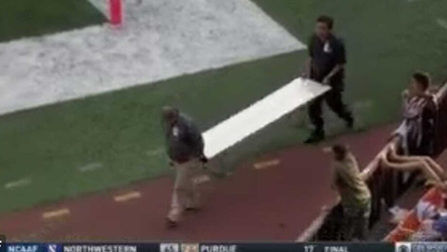 Momento peculiar protagonizado pelo técnico de Hawaii Rainbow Warriors