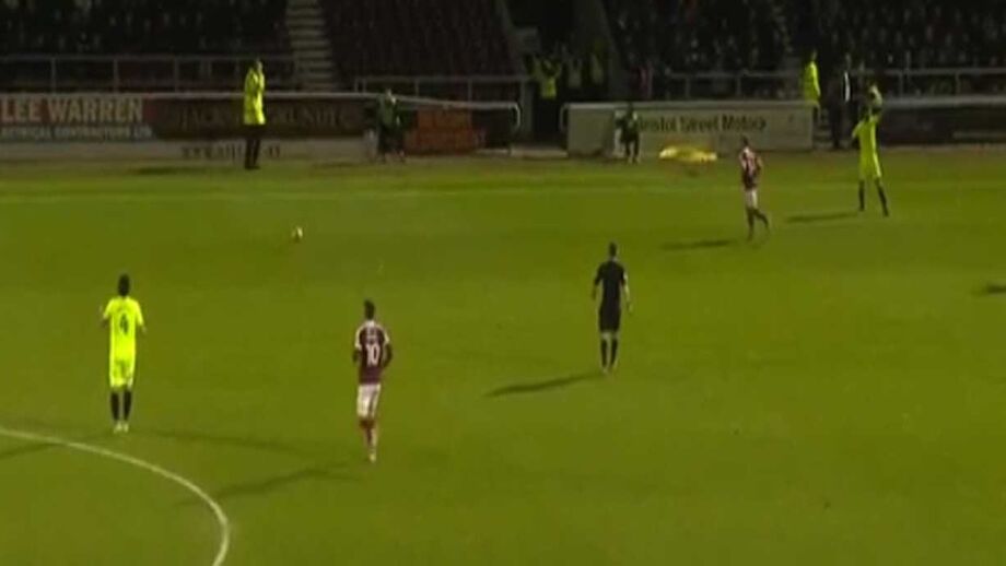 Michael Bostwick queria passar para um colega e... fez isto