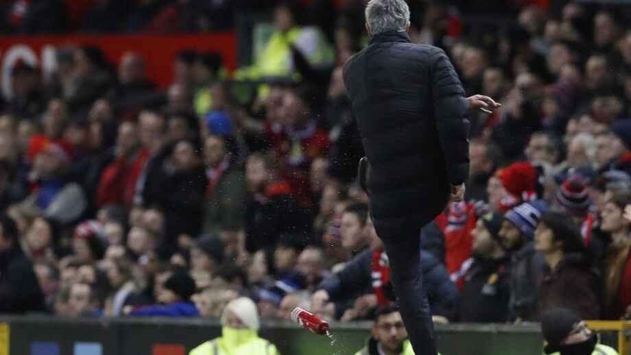 Treinador do Manchester United não gostou do amarelo a Pogba