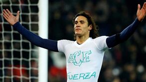 Amarelo a Cavani irrita adeptos parisienses
