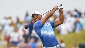 Tiger Woods regressa à competição 15 meses depois