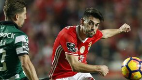 Rodolfo Reis e João Alves discordam no alegado penálti de Pizzi no dérbi