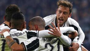 Juventus vence e cava fosso para a Roma